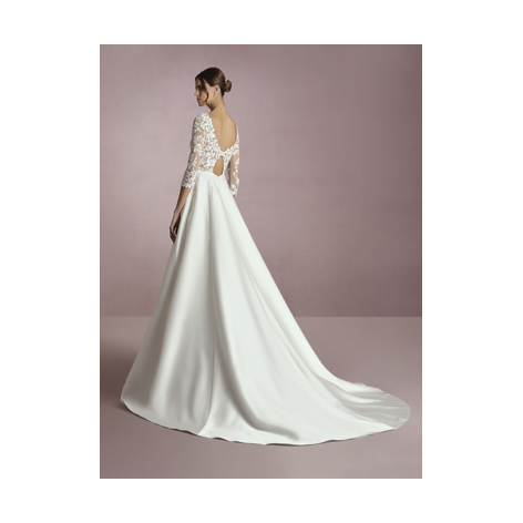 Achteraanzicht van White One Edo trouwjurk met elegante pasvorm