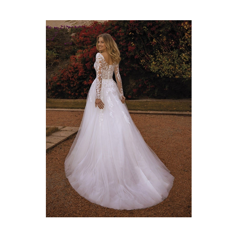 Achteraanzicht van White One Viva trouwjurk met elegante pasvorm