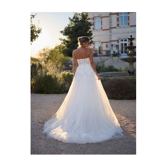 Tres Chic TC27208 - Dit is een tweedelige trouwjurk (met en zonder hesje gefotografeerd).