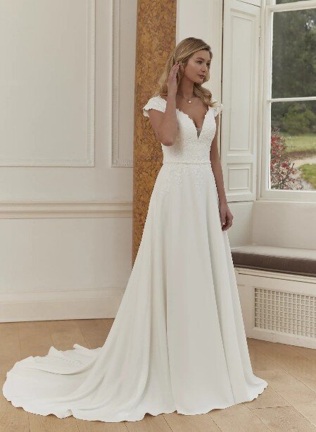 Bruidsmode Brielle Bruidsmode Brielle. Bruidsboutique La Romance is de bruidswinkel in de provincie Zuid-Holland. La Romance is gelegen in het landelijke Bleskensgraaf. Wij verkopen verschillende soorten trouwjurken en alle bijbehorende bruidsaccessoires. Bruidsschoenen, bruidslingerie, bruidssieraden, bruidssluiers en nog veel meer. Onze nieuwe collectie bruidsjurken is weer prachtig!