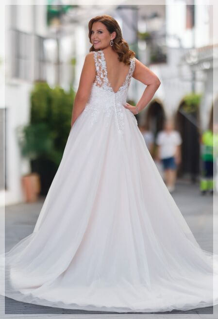 Grote maten trouwjurk ME26334 met elegante details in Bleskensgraaf