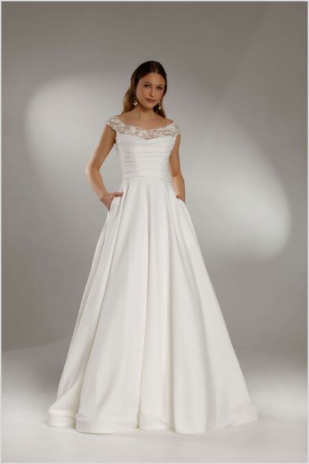 Bruidsmode inspiratie. Bruidsboutique La Romance is de bruidswinkel in de provincie Zuid-Holland. La Romance is gelegen in het landelijke Bleskensgraaf. Wij verkopen verschillende soorten trouwjurken en alle bijbehorende bruidsaccessoires. Bruidsschoenen, bruidslingerie, bruidssieraden, bruidssluiers en nog veel meer.