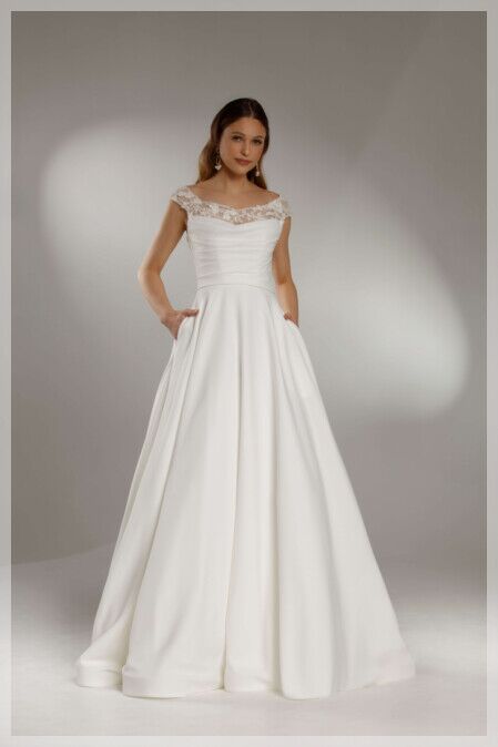 Bedekte trouwjurken. Ben je benieuwd naar onze mooie bedekte trouwjurken? Bruidsboutique La Romance heeft weer een prachtige nieuwe collectie bruidsjaponnen ingekocht. Ben je benieuwd naar onze nieuwe collectie bedekte bruidsjurken? Maak vrijblijvend een pasafspraak in onze bruidswinkel. Je bent van harte welkom bij Bruidsboutique La Romance Kerkstraat 29 2971 AK in Bleskensgraaf (Zuid-Holland).