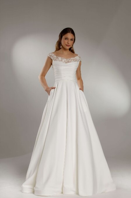 Meer geklede trouwjurken. Jarice Opal. Wij verkopen de allermooiste meer geklede japonnen. Bruidsboutique La Romance is de bruidswinkel in de provincie Zuid-Holland. La Romance is gelegen in het landelijke Bleskensgraaf. Wij verkopen verschillende soorten meer geklede bruidsjurken en alle bijbehorende bruidsaccessoires. Bruidsschoenen, bruidslingerie, bruidssieraden, bruidssluiers en nog veel meer. Onze nieuwe collectie meer geklede bruidsjaponnen is weer prachtig!