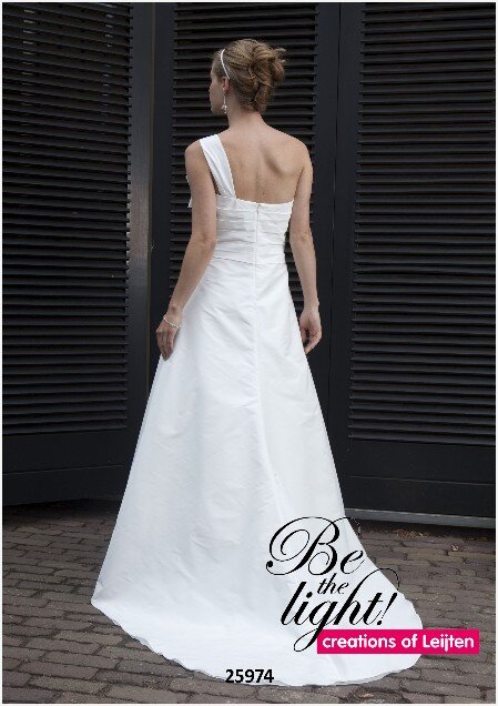 Creations of Leijten 25974. De allermooiste bruidsmerken vind je bij Bruidsboutique La Romance in Bleskensgraaf (Zuid-Holland). Wij beschikken over verschillende merken zoals: Romantica, Venus Bridal, Très Chic, Brinkman, Jessie K, Morilee by Madeline Gardner, Creations of Leijten, Pronovias, Jarice en nog veel meer! Bruidsboutique La Romance heeft weer een prachtige nieuwe collectie bruidsjurken ingekocht. Ben je benieuwd naar onze nieuwe collectie bruidsjaponnen en bruidsaccessoires? Wij verkopen verschillende soorten trouwjaponnen en alle bijbehorende bruidsaccessoires. Bruidsschoenen, bruidslingerie, bruidssieraden, bruidssluiers en nog veel meer. Maak vrijblijvend een afspraak in onze bruidswinkel om de mooiste bruidsjurk te passen. Je bent van harte welkom bij Bruidsboutique La Romance Kerkstraat 29 2971 AK in Bleskensgraaf (Zuid-Holland).