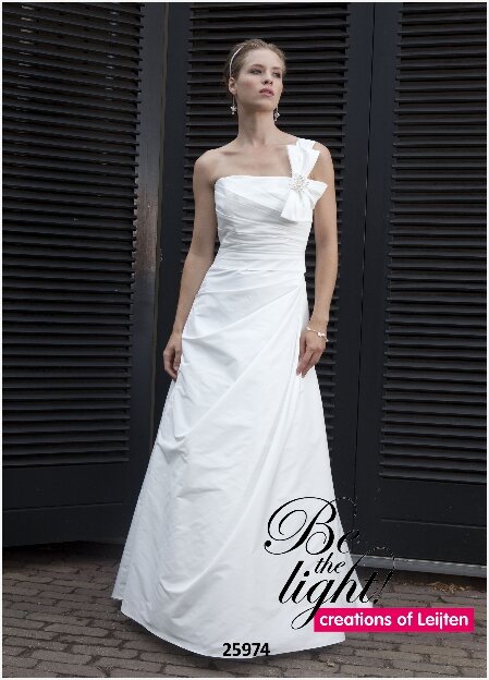 Creations of Leijten 25974. De allermooiste bruidsmerken vind je bij Bruidsboutique La Romance in Bleskensgraaf (Zuid-Holland). Wij beschikken over verschillende merken zoals: Romantica, Venus Bridal, Très Chic, Brinkman, Jessie K, Morilee by Madeline Gardner, Creations of Leijten, Pronovias, Jarice en nog veel meer! Bruidsboutique La Romance heeft weer een prachtige nieuwe collectie bruidsjurken ingekocht. Ben je benieuwd naar onze nieuwe collectie bruidsjaponnen en bruidsaccessoires? Wij verkopen verschillende soorten trouwjaponnen en alle bijbehorende bruidsaccessoires. Bruidsschoenen, bruidslingerie, bruidssieraden, bruidssluiers en nog veel meer. Maak vrijblijvend een afspraak in onze bruidswinkel om de mooiste bruidsjurk te passen. Je bent van harte welkom bij Bruidsboutique La Romance Kerkstraat 29 2971 AK in Bleskensgraaf (Zuid-Holland).