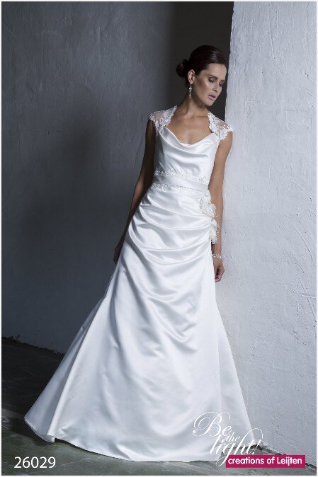Creations of Leijten 25892 Creations of Leijten 25892. De allermooiste bruidsmerken vind je bij Bruidsboutique La Romance in Bleskensgraaf (Zuid-Holland). Wij beschikken over verschillende merken zoals: Romantica, Venus Bridal, Très Chic, Brinkman, Jessie K, Morilee by Madeline Gardner, Creations of Leijten, Pronovias, Jarice en nog veel meer! Bruidsboutique La Romance heeft weer een prachtige nieuwe collectie bruidsjurken ingekocht. Ben je benieuwd naar onze nieuwe collectie bruidsjaponnen en bruidsaccessoires? Wij verkopen verschillende soorten trouwjaponnen en alle bijbehorende bruidsaccessoires. Bruidsschoenen, bruidslingerie, bruidssieraden, bruidssluiers en nog veel meer. Maak vrijblijvend een afspraak in onze bruidswinkel om de mooiste bruidsjurk te passen. Je bent van harte welkom bij Bruidsboutique La Romance Kerkstraat 29 2971 AK in Bleskensgraaf (Zuid-Holland).