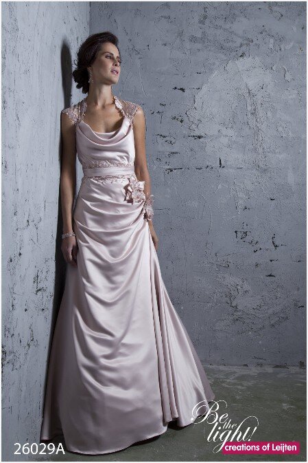 Creations of Leijten 25892A Creations of Leijten 25892A. De allermooiste bruidsmerken vind je bij Bruidsboutique La Romance in Bleskensgraaf (Zuid-Holland). Wij beschikken over verschillende merken zoals: Romantica, Venus Bridal, Très Chic, Brinkman, Jessie K, Morilee by Madeline Gardner, Creations of Leijten, Pronovias, Jarice en nog veel meer! Bruidsboutique La Romance heeft weer een prachtige nieuwe collectie bruidsjurken ingekocht. Ben je benieuwd naar onze nieuwe collectie gekleurde bruidsjaponnen en bruidsaccessoires? Wij verkopen verschillende soorten trouwjaponnen en alle bijbehorende bruidsaccessoires. Bruidsschoenen, bruidslingerie, bruidssieraden, bruidssluiers en nog veel meer. Maak vrijblijvend een afspraak in onze bruidswinkel om de mooiste bruidsjurk te passen. Je bent van harte welkom bij Bruidsboutique La Romance Kerkstraat 29 2971 AK in Bleskensgraaf (Zuid-Holland).