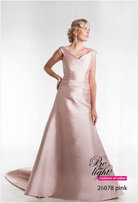 Creations of Leijten 26078 Pink Creations of Leijten 26078 Pink. Creations of Leijten 26087 Blue. De mooiste bruidsmerken vind je bij Bruidsboutique La Romance in Bleskensgraaf (Zuid-Holland). Wij beschikken over verschillende merken zoals: Romantica, Venus Bridal, Très Chic, Brinkman, Jessie K, Morilee by Madeline Gardner, Creations of Leijten, Pronovias, Jarice en nog veel meer! Bruidsboutique La Romance heeft weer een prachtige nieuwe collectie trouwjurken ingekocht. Ben je benieuwd naar onze nieuwe collectie bruidsjurken en bruidsaccessoires? Wij verkopen verschillende soorten gekleurde trouwjurken en alle bijbehorende bruidsaccessoires. Bruidsschoenen, bruidslingerie, bruidssieraden, bruidssluiers en nog veel meer. Maak vrijblijvend een afspraak in onze bruidswinkel. Je bent van harte welkom bij Bruidsboutique La Romance Kerkstraat 29 2971 AK in Bleskensgraaf (Zuid-Holland).