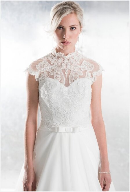 Creations of Leijten 26096 Creations of Leijten 26096. De mooiste bruidsmerken vind je bij Bruidsboutique La Romance in Bleskensgraaf (Zuid-Holland). Wij beschikken over verschillende merken zoals: Romantica, Venus Bridal, Très Chic, Brinkman, Jessie K, Morilee by Madeline Gardner, Creations of Leijten, Pronovias, Jarice en nog veel meer! Bruidsboutique La Romance heeft weer een prachtige nieuwe collectie trouwjurken ingekocht. Ben je benieuwd naar onze nieuwe collectie bruidsjurken en bruidsaccessoires? Wij verkopen verschillende soorten trouwjurken en alle bijbehorende bruidsaccessoires. Bruidsschoenen, bruidslingerie, bruidssieraden, bruidssluiers en nog veel meer. Maak vrijblijvend een afspraak in onze bruidswinkel. Je bent van harte welkom bij Bruidsboutique La Romance Kerkstraat 29 2971 AK in Bleskensgraaf (Zuid-Holland).