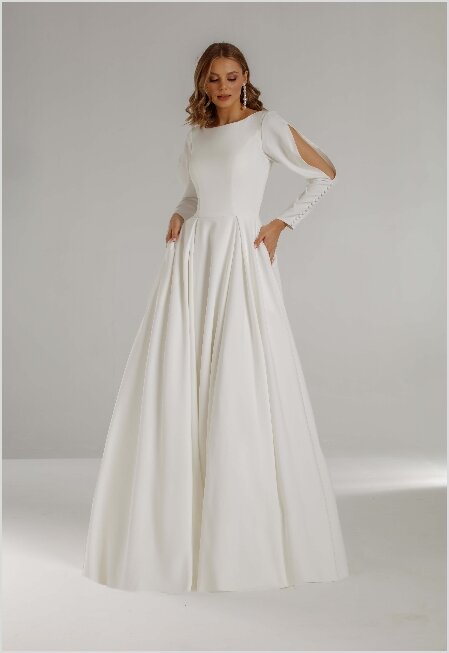 Trouwjurk met mouwen. Bruidsboutique La Romance is de bruidswinkel in de provincie Zuid-Holland. La Romance is gelegen in het landelijke Bleskensgraaf. Wij verkopen verschillende soorten trouwjurken met mouwen en alle bijbehorende bruidsaccessoires. Bruidsschoenen, bruidslingerie, bruidssieraden, bruidssluiers en nog veel meer. Onze nieuwe collectie bruidsjurken is weer prachtig!