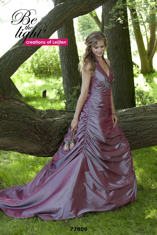 Creations of Leijten 77809. De allermooiste bruidsmerken vind je bij Bruidsboutique La Romance in Bleskensgraaf (Zuid-Holland). Wij beschikken over verschillende merken zoals: Romantica, Venus Bridal, Très Chic, Brinkman, Jessie K, Morilee by Madeline Gardner, Creations of Leijten, Pronovias, Jarice en nog veel meer! Bruidsboutique La Romance heeft weer een prachtige nieuwe collectie bruidsjurken ingekocht. Ben je benieuwd naar onze nieuwe collectie gekleurde bruidsjaponnen en bruidsaccessoires? Wij verkopen verschillende soorten trouwjaponnen en alle bijbehorende bruidsaccessoires. Bruidsschoenen, bruidslingerie, bruidssieraden, bruidssluiers en nog veel meer. Maak vrijblijvend een afspraak in onze bruidswinkel om de mooiste bruidsjurk te passen. Je bent van harte welkom bij Bruidsboutique La Romance Kerkstraat 29 2971 AK in Bleskensgraaf (Zuid-Holland).