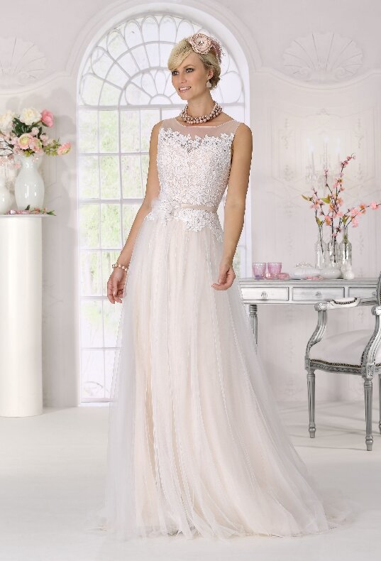 Bruidsjurk Tres Chic - SN9107 Bruidsjurk Tres Chic - SN9107. Kom jij deze bruidsjurk passen in onze bruidswinkel? Bruidsboutique La Romance voor de moderne, klassieke en romantische bruid.