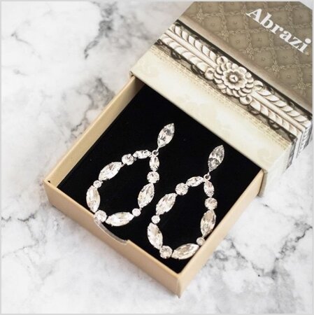Abrazi oorbellen Abrazi oorbellen. Ben je op zoek naar de allermooiste Abrazi oorbellen? Bruidsboutique La Romance is de bruidswinkel in de provincie Zuid-Holland. La Romance is gelegen in het landelijke Bleskensgraaf. Wij verkopen verschillende soorten trouwjurken en alle bijbehorende bruidsaccessoires. Bruidsschoenen, bruidslingerie, bruidssieraden, bruidssluiers en nog veel meer. Onze nieuwe collectie bruidsjurken is weer prachtig!