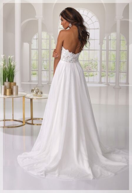 Trouwjurk Artdesign 2302. Bruidsboutique La Romance heeft weer een prachtige nieuwe collectie trouwjurken ingekocht. Ben je benieuwd naar onze nieuwe collectie bruidsjurken? Maak vrijblijvend een pasafspraak in onze bruidswinkel. Je bent van harte welkom bij Bruidsboutique La Romance Kerkstraat 29 2971 AK in Bleskensgraaf (Zuid-Holland).