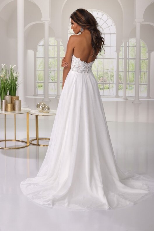 Trouwjurk Artdesign 2302. Bruidsboutique La Romance heeft weer een prachtige nieuwe collectie trouwjurken ingekocht. Ben je benieuwd naar onze nieuwe collectie bruidsjurken? Maak vrijblijvend een pasafspraak in onze bruidswinkel. Je bent van harte welkom bij Bruidsboutique La Romance Kerkstraat 29 2971 AK in Bleskensgraaf (Zuid-Holland).