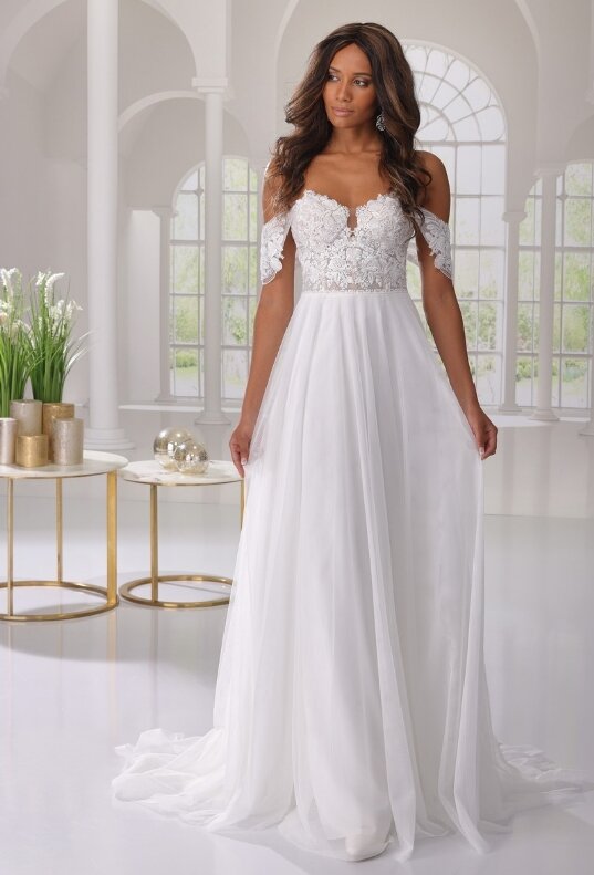 Bruidsjurk Artdesign 2302. Jarice is een betaalbaar en stijlvol bruidsmerk gericht op de moderne bruid. Bruidsboutique La Romance heeft weer een prachtige nieuwe collectie trouwjurken ingekocht. Ben je benieuwd naar onze nieuwe collectie bruidsjurken? Maak vrijblijvend een pasafspraak in onze bruidswinkel. Je bent van harte welkom bij Bruidsboutique La Romance Kerkstraat 29 2971 AK in Bleskensgraaf (Zuid-Holland).