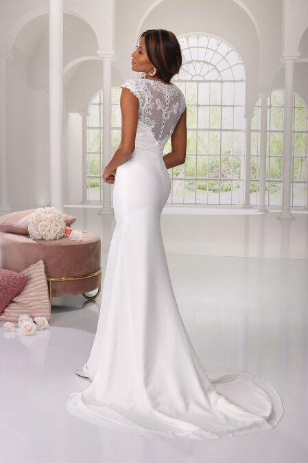 Trouwjurk Artdesign 2307. Bruidsboutique La Romance heeft weer een prachtige nieuwe collectie trouwjurken ingekocht. Ben je benieuwd naar onze nieuwe collectie bruidsjurken? Maak vrijblijvend een pasafspraak in onze bruidswinkel. Je bent van harte welkom bij Bruidsboutique La Romance Kerkstraat 29 2971 AK in Bleskensgraaf (Zuid-Holland).