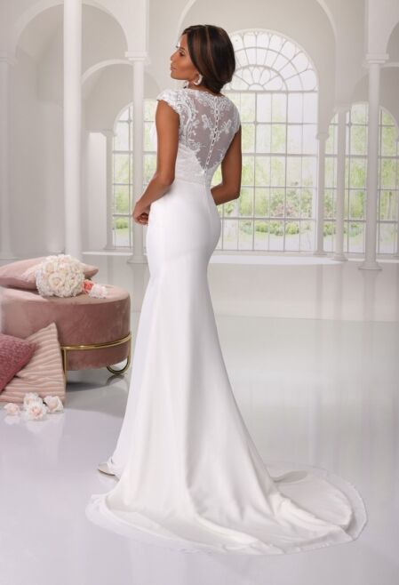 Trouwjurk Artdesign 2307. Bruidsboutique La Romance heeft weer een prachtige nieuwe collectie trouwjurken ingekocht. Ben je benieuwd naar onze nieuwe collectie bruidsjurken? Maak vrijblijvend een pasafspraak in onze bruidswinkel. Je bent van harte welkom bij Bruidsboutique La Romance Kerkstraat 29 2971 AK in Bleskensgraaf (Zuid-Holland).
