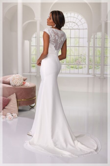 Trouwjurk Artdesign 2307. Bruidsboutique La Romance heeft weer een prachtige nieuwe collectie trouwjurken ingekocht. Ben je benieuwd naar onze nieuwe collectie bruidsjurken? Maak vrijblijvend een pasafspraak in onze bruidswinkel. Je bent van harte welkom bij Bruidsboutique La Romance Kerkstraat 29 2971 AK in Bleskensgraaf (Zuid-Holland).