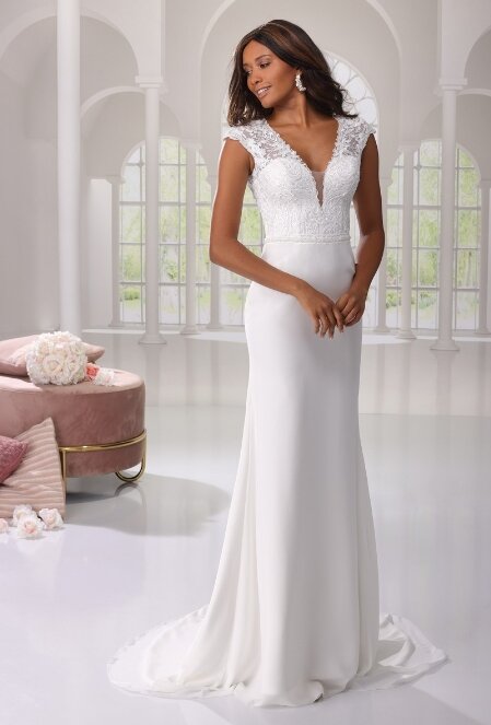 Elegante trouwjurk voor vrouwen boven de 40, met een klassieke A-lijn snit en verfijnde kantdetails, geschikt voor de bruid die zoekt naar stijl en comfort op haar speciale dag.