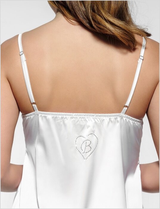 BN-720J Pure Love | Nightdress JM BN-720J Pure Love | Nightdress JM. Luxe satijnen nightdress bewerkt met Franse kant. Met een strass hartje met de letter B (Bride) op de achterkant (midden).