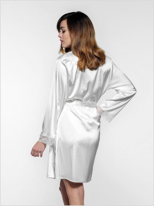 BN-740J Pure Love | Kimono JM BN-740J Pure Love | Kimono JM. Luxe satijnen kimono. Mouwen afgewerkt met Franse kant.Bijgeleverd worden 2 ceinturen, een met de tekst 'Bride' en een met de tekst 'Just Married'.