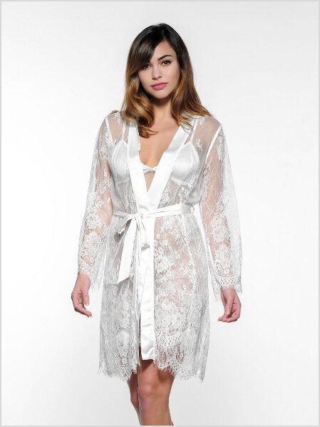 BN-750J Pure Love | Lace Kimono. Luxe kanten kimono, afgewerkt met satijn.Bijgeleverd worden 2 ceinturen, een met de tekst 'Bride' en een met de tekst 'Just Married'.