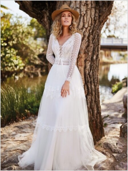 Trouwjurk met mouwen. Bruidsboutique La Romance is de bruidswinkel in de provincie Zuid-Holland. La Romance is gelegen in het landelijke Bleskensgraaf. Wij verkopen verschillende soorten trouwjurken met mouwen en alle bijbehorende bruidsaccessoires. Bruidsschoenen, bruidslingerie, bruidssieraden, bruidssluiers en nog veel meer. Onze nieuwe collectie bruidsjurken is weer prachtig!