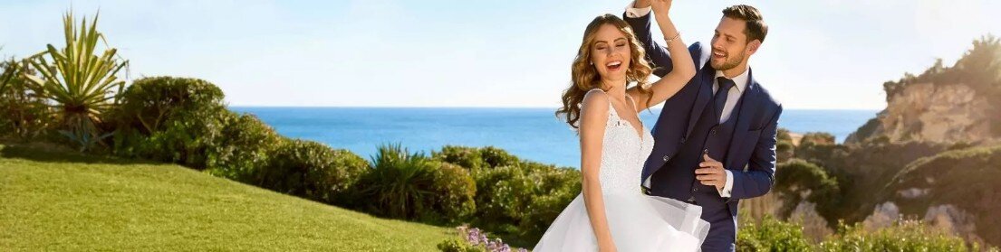 Trouwjurken tot 1000 euro Trouwjurken tot 1000 euro. Ben je op zoek naar trouwjurken tot 1000 euro? La Romance heeft weer een mooie collectie bruidsjurken ingekocht! Nieuwsgierig? Kom langs in onze bruidswinkel. Bruidsboutique La Romance | Kerkstraat 29 | 2971 AK | Bleskensgraaf | 0184-693446.