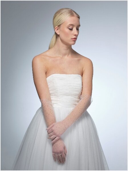 Bruidshandschoenen. GL-76003. De mooiste bruidsaccessoires vind je bij Bruidsboutique La Romance in Bleskensgraaf (Zuid-Holland). In onze winkel verkopen wij luxe bruidssieraden, bruidslingerie, bruidssluiers, bruidshandschoenen, bruidshoeden, haaraccessoires, gala kleding, avond kleding en nog veel meer.
