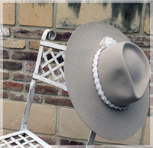 Stijlvolle klassieke bruidshoeden in verschillende kleuren