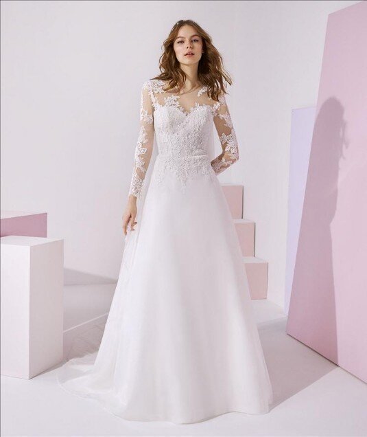 Paarse trouwjurk. Ben je benieuwd naar onze mooie paarse bruidsjaponnen? Bruidsboutique La Romance heeft weer een prachtige nieuwe collectie gekleurde trouwjurken ingekocht. Ben je benieuwd naar onze nieuwe collectie gekleurde bruidsjurken? Maak vrijblijvend een pasafspraak in onze bruidswinkel. Je bent van harte welkom bij Bruidsboutique La Romance Kerkstraat 29 2971 AK in Bleskensgraaf (Zuid-Holland).