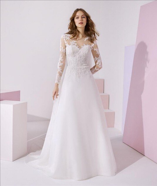 Bruidsjurk Pronovias. - Molly. Kom jij deze bruidsjurk passen in onze bruidswinkel? Bruidsboutique La Romance voor de moderne, klassieke en romantische bruid.