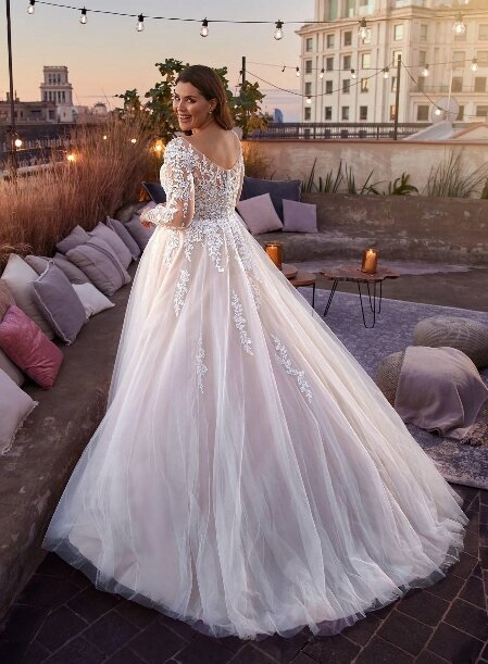 White One Pronovias Slick. White One Pronovias is een wereld bekend bruidsmerk. Ben je benieuwd naar deze mooie trouwjurk Slick? Bruidsboutique La Romance heeft weer een prachtige nieuwe collectie trouwjurken ingekocht. Ben je benieuwd naar onze nieuwe collectie bruidsjurken van het bruidsmerk White One Pronovias? Maak vrijblijvend een pasafspraak in onze bruidswinkel. Je bent van harte welkom bij Bruidsboutique La Romance Kerkstraat 29 2971 AK in Bleskensgraaf (Zuid-Holland).