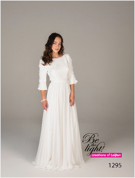 Creations of Leijten 1295. De mooiste bruidsmerken vind je bij Bruidsboutique La Romance in Bleskensgraaf (Zuid-Holland). Wij beschikken over verschillende merken zoals: Romantica, Venus Bridal, Très Chic, Brinkman, Jessie K, Morilee by Madeline Gardner, Creations of Leijten, Pronovias, Jarice en nog veel meer! Bruidsboutique La Romance heeft weer een prachtige nieuwe collectie trouwjurken ingekocht. Ben je benieuwd naar onze nieuwe collectie bruidsjurken en bruidsaccessoires? Wij verkopen verschillende soorten trouwjurken en alle bijbehorende bruidsaccessoires. Bruidsschoenen, bruidslingerie, bruidssieraden, bruidssluiers en nog veel meer. Maak vrijblijvend een afspraak in onze bruidswinkel. Je bent van harte welkom bij Bruidsboutique La Romance Kerkstraat 29 2971 AK in Bleskensgraaf (Zuid-Holland).