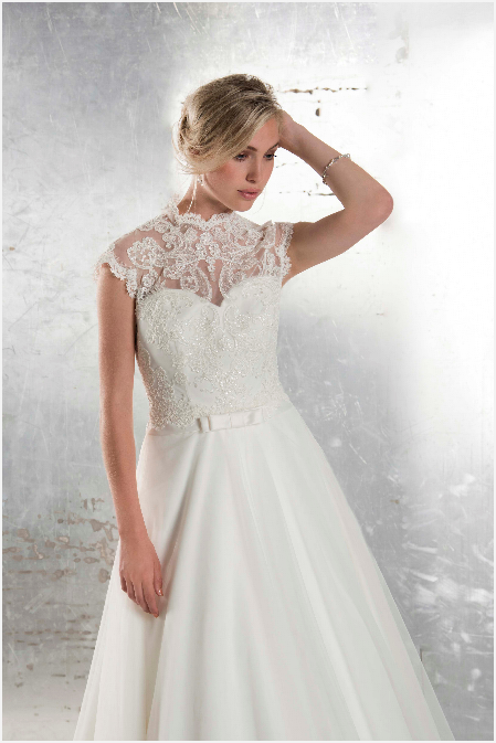 Creations of Leijten 26096 Creations of Leijten 26096. De mooiste bruidsmerken vind je bij Bruidsboutique La Romance in Bleskensgraaf (Zuid-Holland). Wij beschikken over verschillende merken zoals: Romantica, Venus Bridal, Très Chic, Brinkman, Jessie K, Morilee by Madeline Gardner, Creations of Leijten, Pronovias, Jarice en nog veel meer! Bruidsboutique La Romance heeft weer een prachtige nieuwe collectie trouwjurken ingekocht. Ben je benieuwd naar onze nieuwe collectie bruidsjurken en bruidsaccessoires? Wij verkopen verschillende soorten trouwjurken en alle bijbehorende bruidsaccessoires. Bruidsschoenen, bruidslingerie, bruidssieraden, bruidssluiers en nog veel meer. Maak vrijblijvend een afspraak in onze bruidswinkel. Je bent van harte welkom bij Bruidsboutique La Romance Kerkstraat 29 2971 AK in Bleskensgraaf (Zuid-Holland).