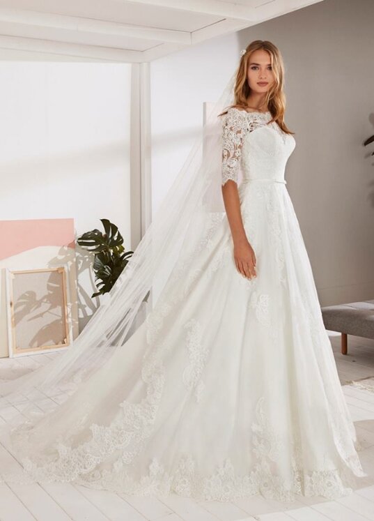 Bruidsjurk Pronovias. - White One Bruidsjurk Pronovias. - White One. Kom jij deze bruidsjurk passen in onze bruidswinkel? Bruidsboutique La Romance voor de moderne, klassieke en romantische bruid.