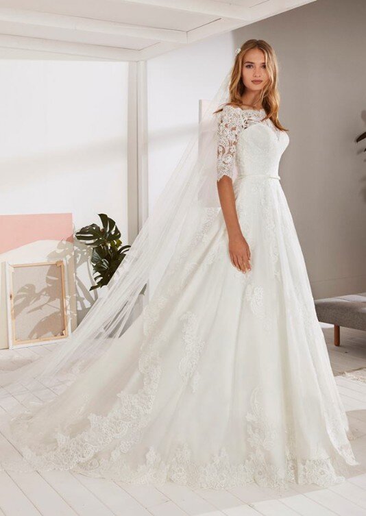 Bedekte trouwjurken Bedekte trouwjurken. Ben je op zoek naar een prachtige bedekte trouwjurk? Kom langs bij Bruidsboutique La Romance in Bleskensgraaf (Zuid-Holland).