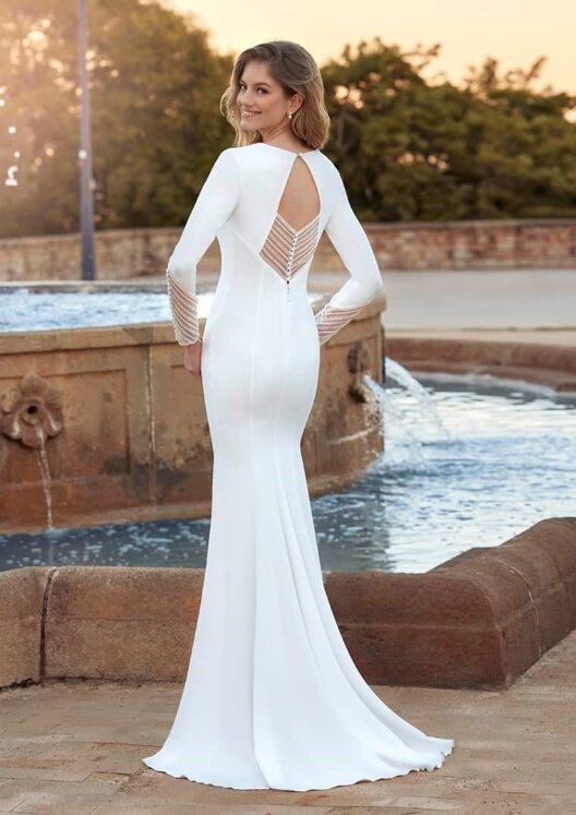 White One Pronovias Ultra. Bruidsboutique La Romance heeft weer een prachtige nieuwe collectie trouwjurken ingekocht. Ben je benieuwd naar onze nieuwe collectie bruidsjurken? Maak vrijblijvend een pasafspraak in onze bruidswinkel. Je bent van harte welkom bij Bruidsboutique La Romance Kerkstraat 29 2971 AK in Bleskensgraaf (Zuid-Holland).