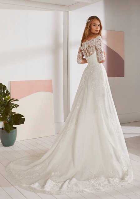 Bruidsjurk Pronovias. - White One Bruidsjurk Pronovias. - White One. Kom jij deze bruidsjurk passen in onze bruidswinkel? Bruidsboutique La Romance voor de moderne, klassieke en romantische bruid.