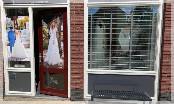 Bruidswinkel. Bruidsboutique La Romance is de bruidswinkel in de provincie Zuid-Holland. La Romance is gelegen in het landelijke Bleskensgraaf. Wij verkopen verschillende soorten trouwjurken en alle bijbehorende bruidsaccessoires. Bruidsschoenen, bruidslingerie, bruidssieraden, bruidssluiers en nog veel meer.