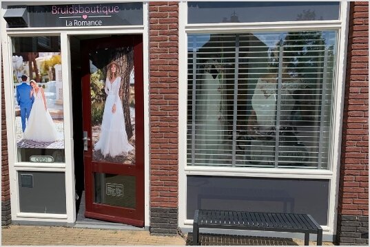 Bruidswinkel. Bruidsboutique La Romance is de bruidswinkel in de provincie Zuid-Holland. La Romance is gelegen in het landelijke Bleskensgraaf. Wij verkopen verschillende soorten trouwjurken en alle bijbehorende bruidsaccessoires. Bruidsschoenen, bruidslingerie, bruidssieraden, bruidssluiers en nog veel meer.