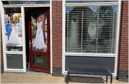 Bruidswinkel. Bruidsboutique La Romance is de bruidswinkel in de provincie Zuid-Holland. La Romance is gelegen in het landelijke Bleskensgraaf. Wij verkopen verschillende soorten trouwjurken en alle bijbehorende bruidsaccessoires. Bruidsschoenen, bruidslingerie, bruidssieraden, bruidssluiers en nog veel meer.
