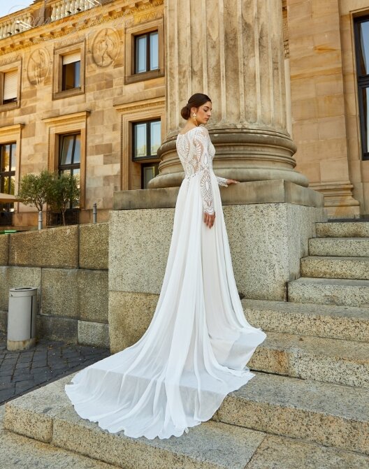 Bruidsjurk: 30346 - Novabella Bruidsjurk: 30346 - Novabella. Kom jij deze bruidsjurk passen in onze bruidswinkel? Bruidsboutique La Romance voor de moderne, klassieke en romantische bruid.
