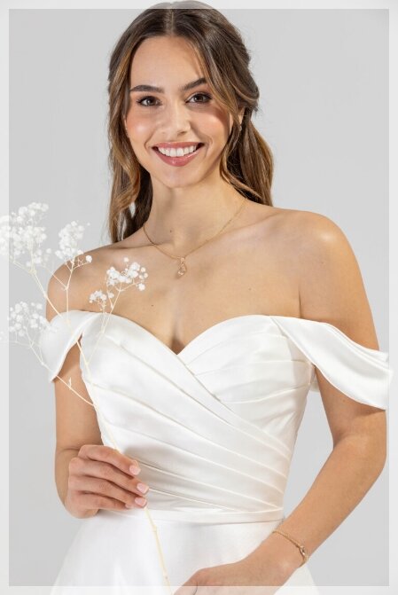 Bruidswinkel La Romance. Bruidsboutique La Romance is de bruidswinkel in de provincie Zuid-Holland. La Romance is gelegen in het landelijke Bleskensgraaf. Wij verkopen verschillende soorten trouwjurken en alle bijbehorende bruidsaccessoires. Bruidsschoenen, bruidslingerie, bruidssieraden, bruidssluiers en nog veel meer.
