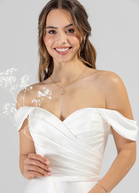 Bruidswinkel Rotterdam Bruidswinkel Rotterdam. Bruidsboutique La Romance is de bruidswinkel in de provincie Zuid-Holland. La Romance is gelegen in het landelijke Bleskensgraaf. Wij verkopen verschillende soorten trouwjurken en alle bijbehorende bruidsaccessoires. De allermooiste bruidsmerken zoals: Pronovias, Romantica, Jarice, Morilee, Creations of Leijten, Brinkman en Tres Chic. Wij verkopen natuurlijk ook: Bruidsschoenen, bruidslingerie, bruidssieraden, bruidssluiers en nog veel meer. Benieuwd naar onze nieuwe collectie trouwjurken of bruidsaccessoires? Maak vrijblijvend een pasafspraak en kom langs in onze bruidswinkel.