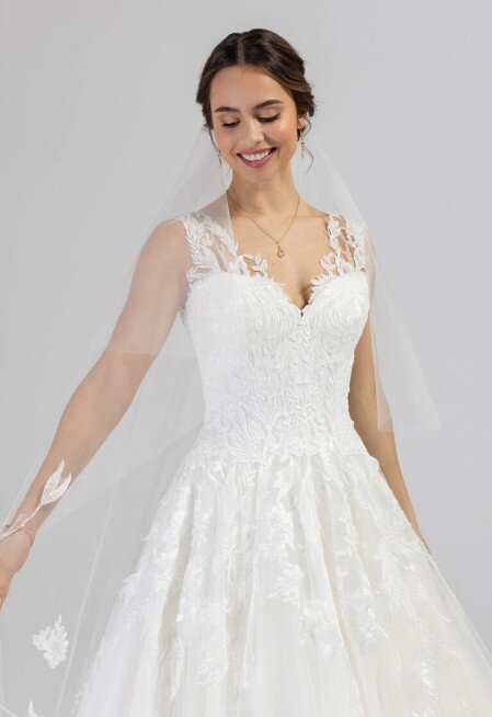 Bruidsmode Spijkenisse Bruidsmode Spijkenisse. Bruidsboutique La Romance is de bruidswinkel in de provincie Zuid-Holland. La Romance is gelegen in het landelijke Bleskensgraaf. Wij verkopen verschillende soorten trouwjurken en alle bijbehorende bruidsaccessoires. Bruidsschoenen, bruidslingerie, bruidssieraden, bruidssluiers en nog veel meer. Onze nieuwe collectie bruidsjurken is weer prachtig!
