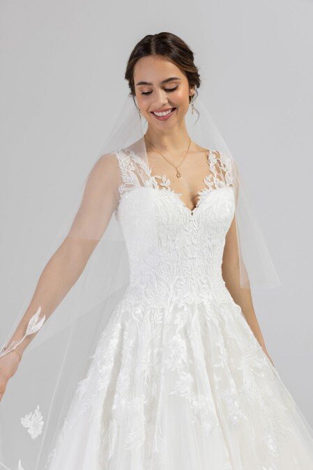 Hippe trouwjurken Hippe trouwjurken. Ben je benieuwd naar onze mooie hippe trouwjurken? Bruidsboutique La Romance heeft weer een prachtige nieuwe collectie bruidsjaponnen ingekocht. Ben je benieuwd naar onze nieuwe collectie hippe bruidsjurken? Maak vrijblijvend een pasafspraak in onze bruidswinkel. Je bent van harte welkom bij Bruidsboutique La Romance Kerkstraat 29 2971 AK in Bleskensgraaf (Zuid-Holland).