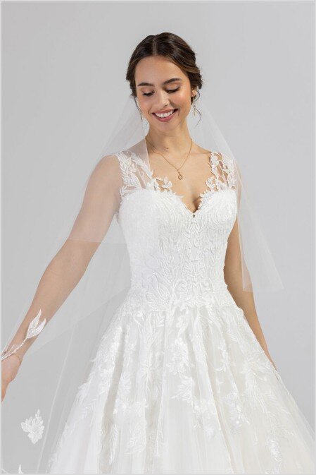 Bruidswinkel Tiel Bruidswinkel Tiel. Bruidsboutique La Romance is de bruidswinkel in de provincie Zuid-Holland. La Romance is gelegen in het landelijke Bleskensgraaf. Wij verkopen verschillende soorten trouwjurken en alle bijbehorende bruidsaccessoires. De allermooiste bruidsmerken zoals: Pronovias, Romantica, Jarice, Morilee, Creations of Leijten, Brinkman en Tres Chic. Wij verkopen natuurlijk ook: Bruidsschoenen, bruidslingerie, bruidssieraden, bruidssluiers en nog veel meer. Benieuwd naar onze nieuwe collectie trouwjurken of bruidsaccessoires? Maak vrijblijvend een pasafspraak en kom langs in onze bruidswinkel.
